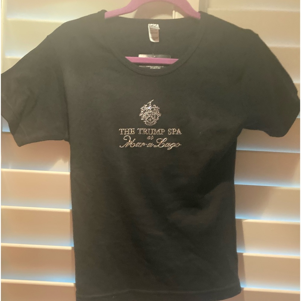 (NWT)black fitted t-shirt from Mar a largo with  rhinestones pristine condition